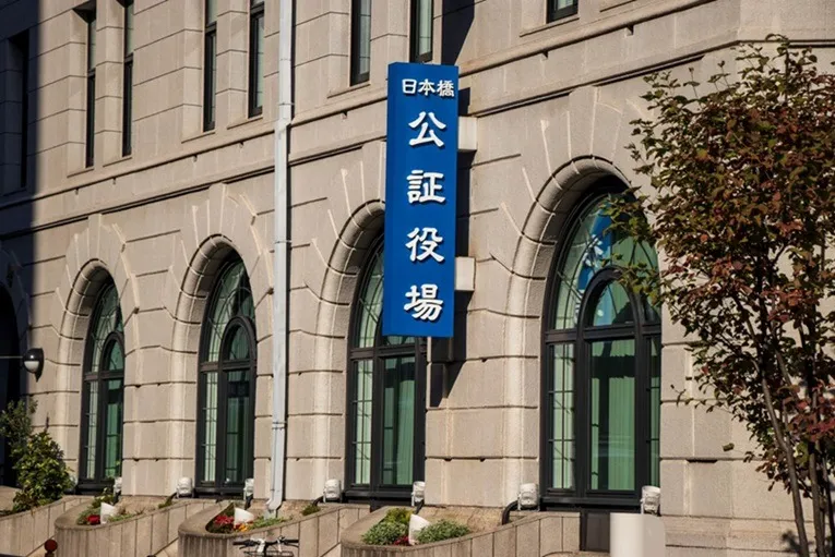 銀行の歴史的な石造りの建物外観