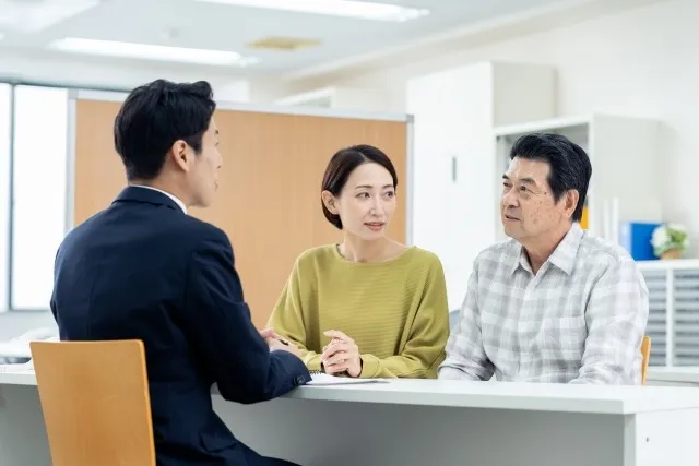 法律相談を受ける夫婦の様子